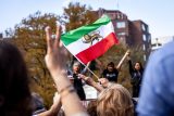 Írán poslal do vězení autora hymny protivládních protestů. Režim ho nutí, aby složil píseň proti USA