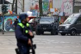 Desítky policistů v Berlíně pátraly po členech organizace Frakce Rudé armády. Dva lidi zadržely