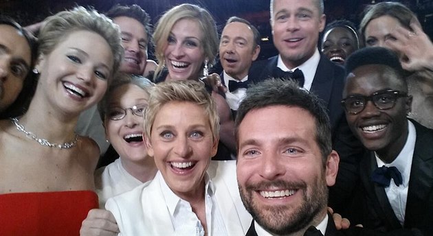 Oscarová selfie sfoukla Obamu. Pořízení na iPhone tehdy Samsung zatrhl