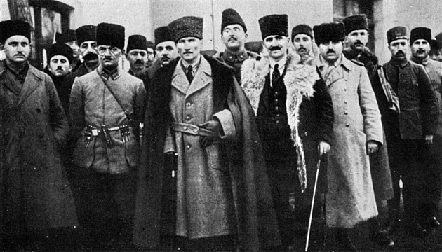 Turecko před 100 lety zrušilo osmanský chalífát. Abdul uprchl do Švýcarska