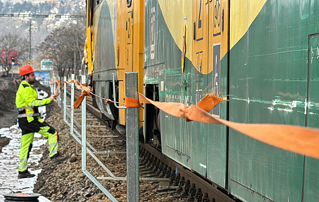 Osobní vlak u Plzně narazil do betonové překážky, trať na Mnichov stojí