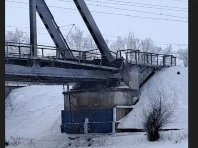 Železniční most v ruské Samarské oblasti poškodila exploze. Ukrajina se k výbuchu přihlásila