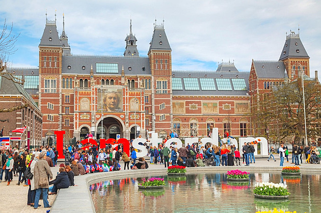 Amsterdam v boji proti zlým turistům přitvrzuje a nasadil kvíz