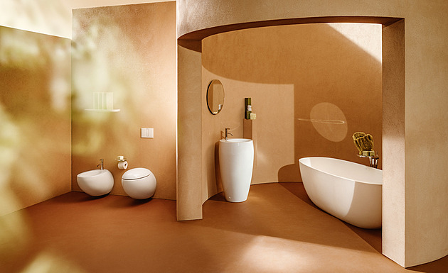 Studené koupelny střídají rustikální s oblými tvary a dřevem