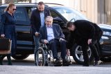 Bývalý prezident Miloš Zeman zůstává v nemocnici. Jeho stav je stabilizovaný a pomalu se zlepšuje