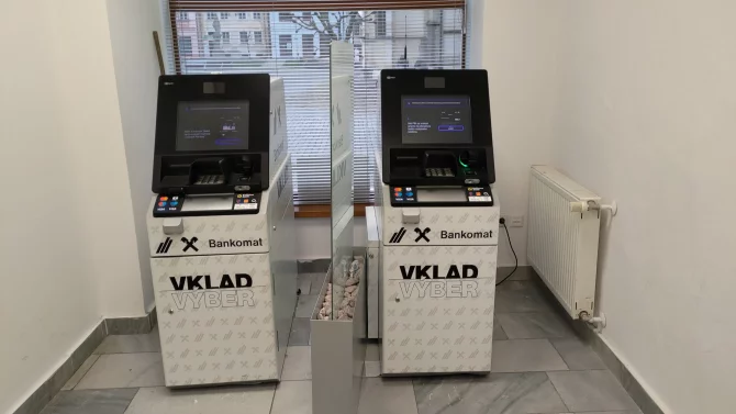 Za jeden výběr z bankomatu na Slovensku můžete klidně zaplatit třikrát (TEST)