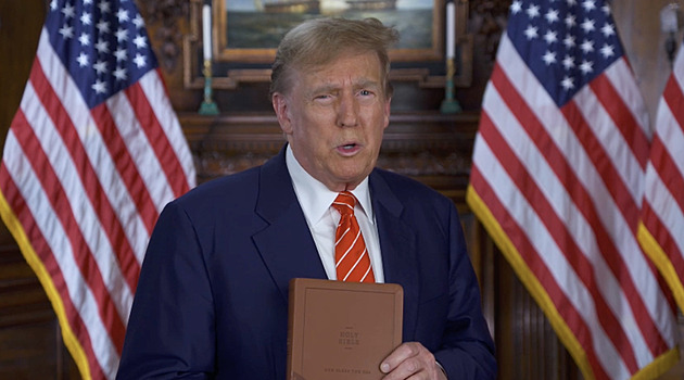 Trump si zahrál na Horsta Fuchse, ve videu nabízí speciální vydání bible