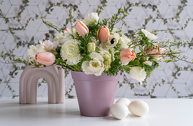 Užijte si jarní svátky obklopeni květinami a symboly jara a Velikonoc