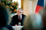 Exprezident Zeman se musí omluvit Šarapatkovi za výrok o neschopnosti, potvrdil Nejvyšší soud