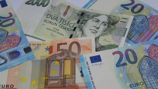Jak snákupem eur před dovolenou? Rozhodně není kam spěchat