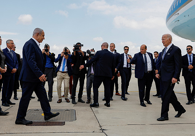 Humanitární situace v Gaze je nepřijatelná, vytkl Biden Netanjahuovi