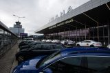 Místo 30 minut parkování bude bezplatných jen patnáct. Pražské letiště mění parkovací služby