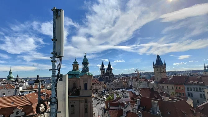 Arcibiskup má anténu v okapu a primátor Prahy na střeše. Podívejte se na modernizovaný nejstarší mobilní vysílač