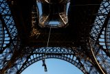 Francouzská atletka vyšplhala na laně do druhého patra Eiffelovy věže, překonala tak světový rekord