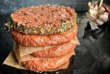 Rostlinné alternativy masa se ve Francii zase můžou nazývat steak. Nejvyšší soud zákaz pozastavil