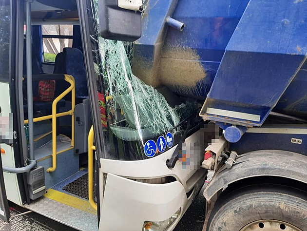 Autobus se srazil s nákladním autem, čelním sklem skončil v jeho korbě