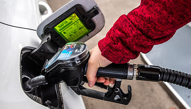 Ceny pohonných hmot v Česku dále rostou, benzin již překročil čtyřicítku