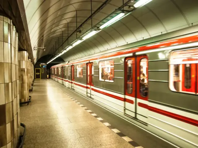 Dopravní chaos v Praze. Nehody zastavily provoz metra i vlaků, auta stála v dlouhých kolonách
