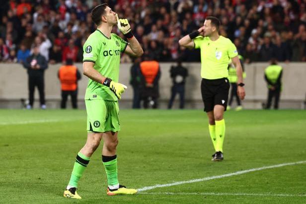 

Aston Villa je v semifinále EKL, Martínez v penaltové loterii opět rozesmutnil Francouze

