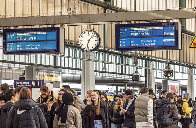 Německá nádraží dávají spát ukazatele odjezdů vlaků, spoří jim tak energii