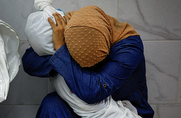 Plačící Palestinka objímající svou mrtvou neteř je snímkem roku