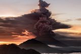 Po erupci sopky v Indonésii je uzavřené letiště. Úřady se obávají možného vyvolání tsunami