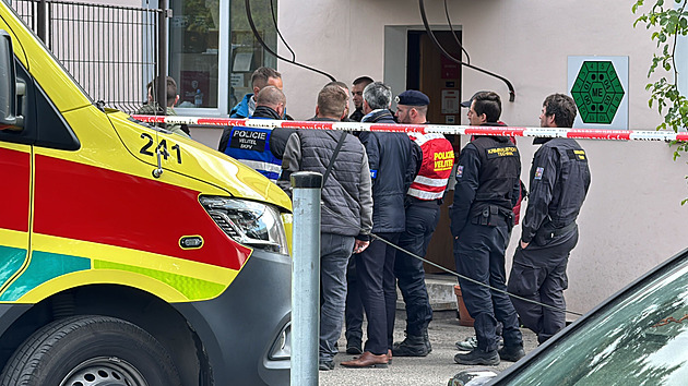 Po napadení v autoservisu v Řepích zemřel muž, druhého policisté zadrželi