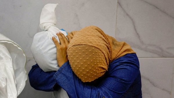 World Press Photo vyhrál snímek Palestinky s mrtvým dítětem v náručí