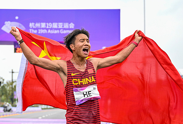 Darované vítězství neprošlo. Čínský atlet přišel o triumf v půlmaratonu