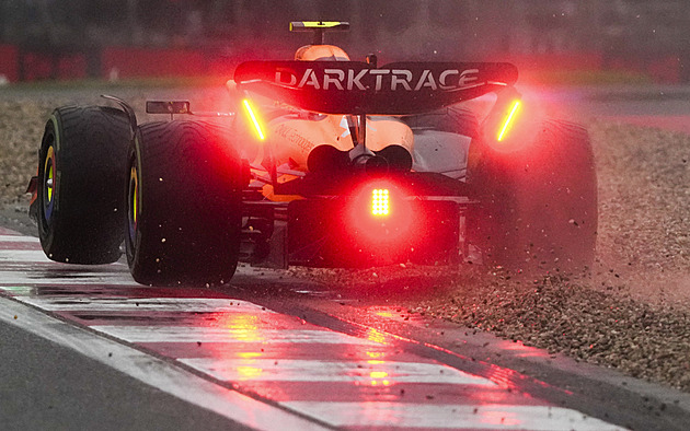 Deštivou kvalifikaci na sprint Velké ceny Číny F1 vyhrál Norris před Hamiltonem