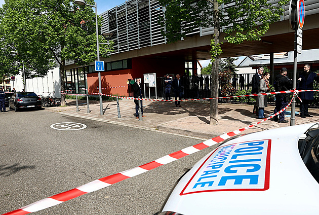 Dívka ve Francii zemřela po pobodání školaček útočníkem na zástavu srdce