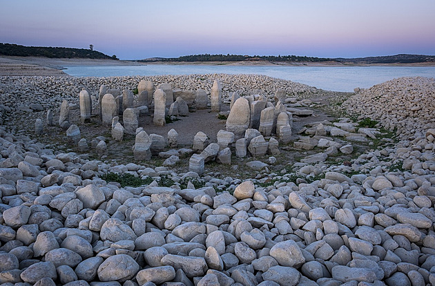Španělské Stonehenge zpřístupnily klimatické změny. Je vítanou atrakcí