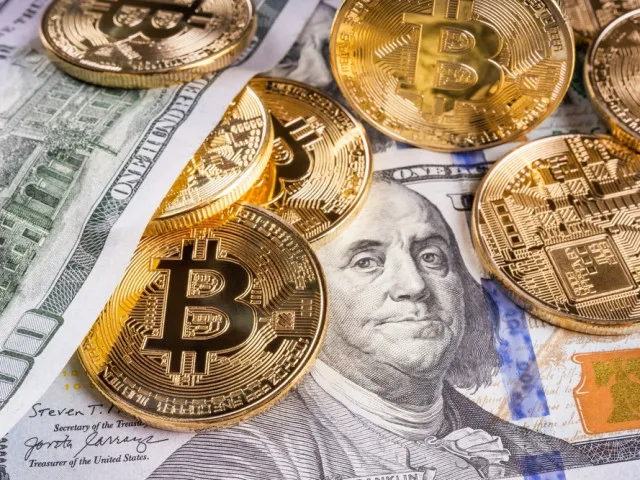 Bitcoin prošel dalším „půlením“. Odměny pro těžaře se snížily na polovinu
