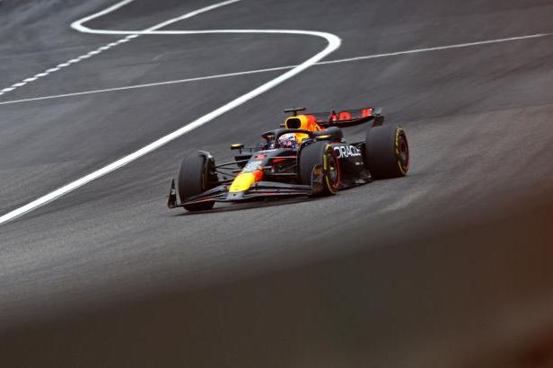 

Sprint plný bitev o pozice vyhrál v Číně Verstappen

