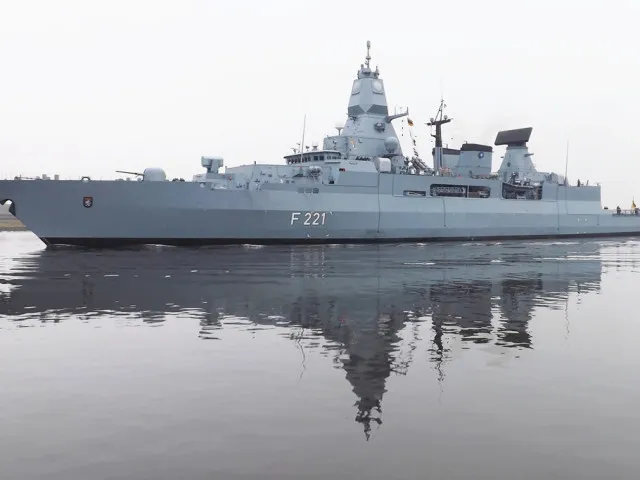 Německá fregata, která pálila i na americký dron, se stahuje z Rudého moře