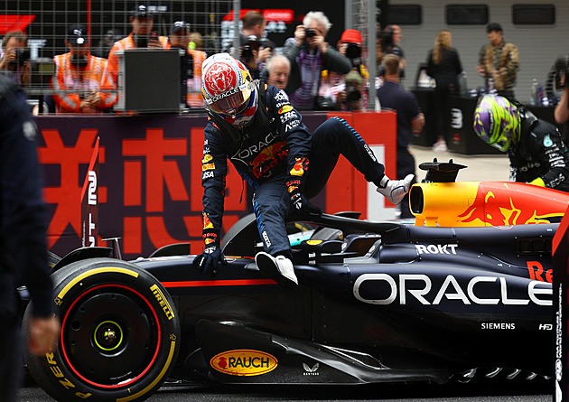 Verstappen ovládl sprint v Číně, daleko za ním druhý Hamilton a třetí Pérez