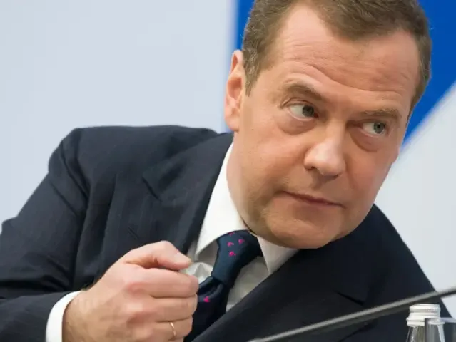 „Rusko zvítězí i přes krvavé dolary.“ Medveděv popřál „bastardům v USA“ novou občanskou válku