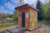 Rokycany mají první veřejnou kompostovací toaletu v Česku. Obsah se zasypává hoblinami