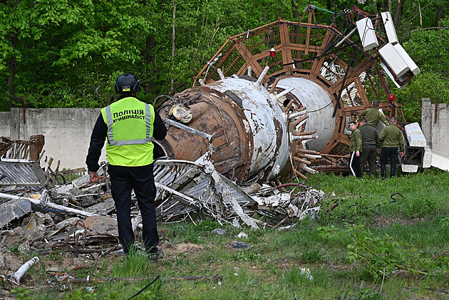 Rusové zničili televizní věž v ukrajinském Charkově, část šla k zemi