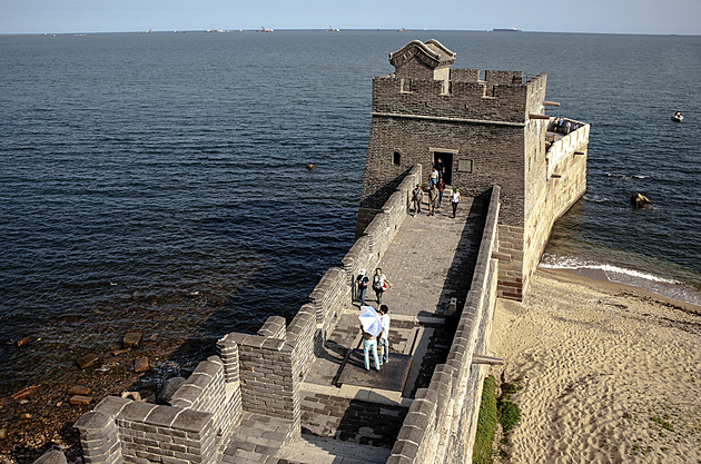 Velká čínská zeď začíná dračí hlavou v moři. K vidění je v Laolongtou