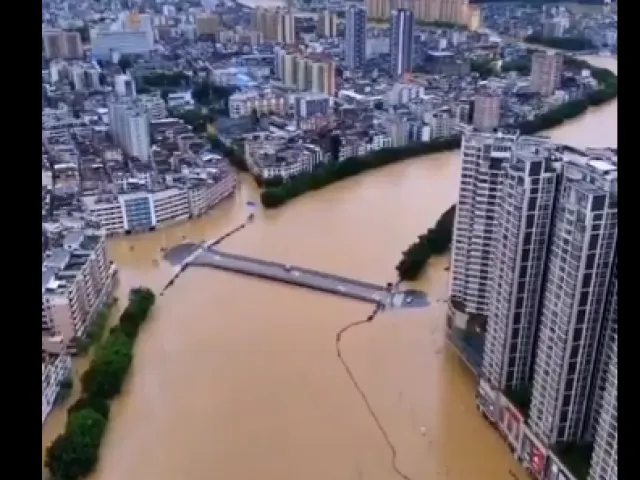VIDEO: Ulice velkoměst mizí pod vodou. V Číně pršelo od čtvrtku, povodně jsou rekordní