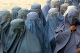 ‚Já zastupuji Boha, vy ďábla.‘ Vůdce Tálibánu znovu zavádí veřejné kamenování žen v Afghánistánu