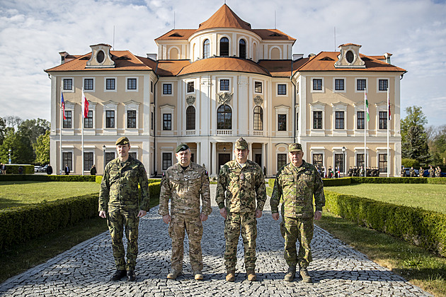 Náčelníci generálních štábů armád V4 se sešli na Mělnicku. Řešili Ukrajinu