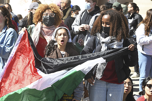 Protesty za Gazu zachvacují americké univerzity, policie masivně zatýká
