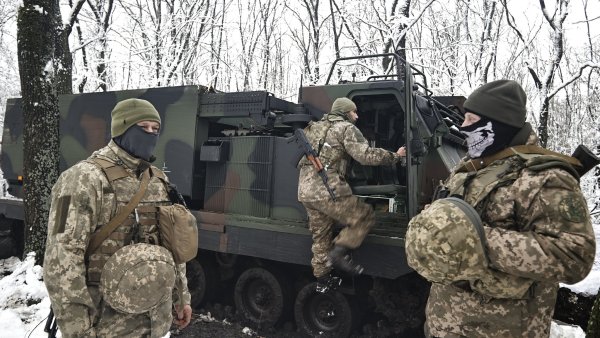 Rakety a munice dorazí z USA na frontu v řádu dnů, Ukrajina ale sama musí najít nové vojáky