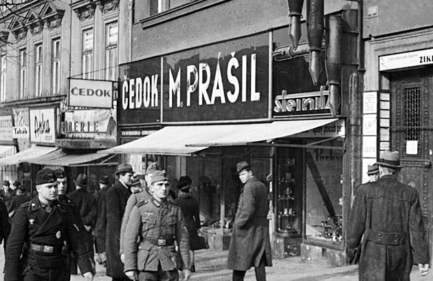 OBRAZEM: Blýskalo se na horší časy. Procházka po Praze v roce 1941