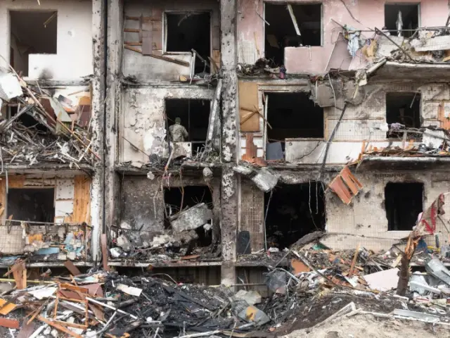 Rusko dál ostřeluje ukrajinský Charkov. Nad ránem rakety poničily čtyři obytné domy