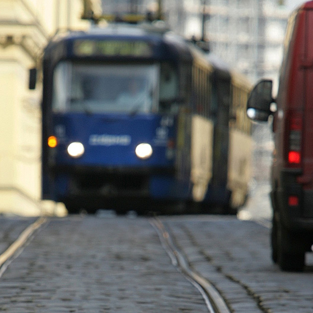 Seniorka po pádu z tramvaje zemřela, z jejího usmrcení policie obvinila řidiče