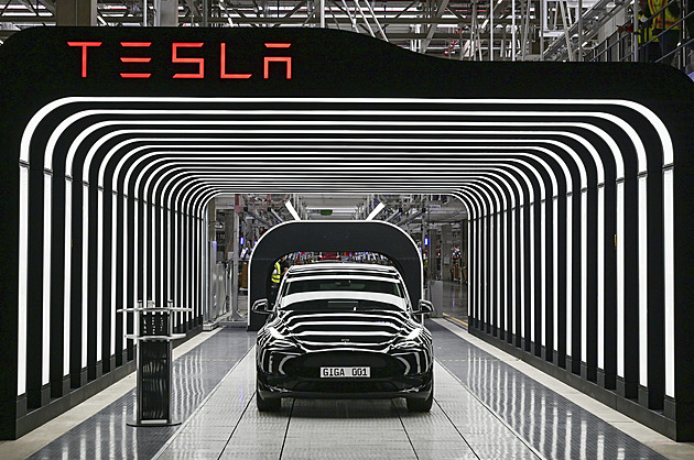 Tesla hlásí pokles tržeb i zisku, urychlí výrobu cenově dostupnějších vozů