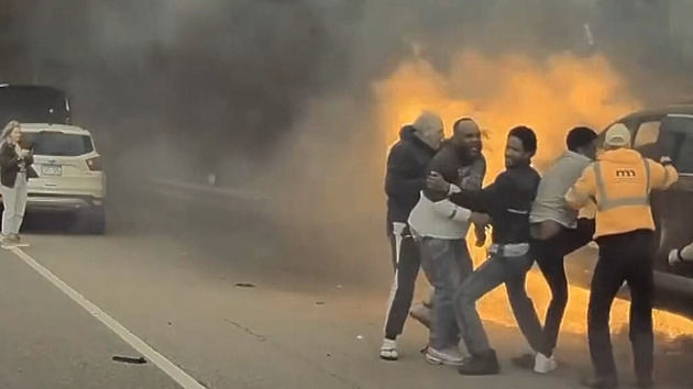 VIDEO: Plamenů se nezalekli. Američané  pomáhali, dokud řidiče nevytáhli